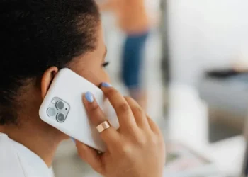 Estudo responde se uso de celular pode estar associado ao câncer no cérebro • Karolina Kaboompics/Pexels