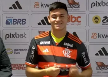 Alcaraz foi apresentado nesta sexta-feira pelo Flamengo • Reprodução/FlaTV