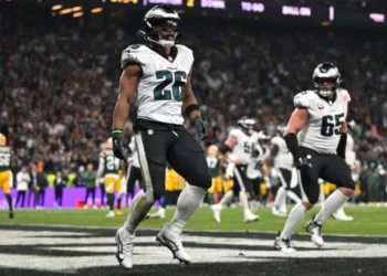 Saquon Barkley (camisa 26) comemora um dos três touchdowns que converteu para o Philadelphia Eagles contra o Green Bay Packers na Neo Química Arena, em São Paulo • Pedro Vilela/Getty Images