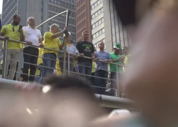 Flávio Bolsonaro em trio elétrico ao lado de Marcos Pontes e Rogerio Marinho • Ale Mendonça