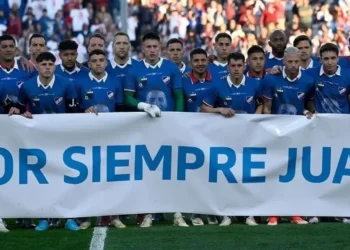 Jogadores seguram faixa como uma das homenagens • Divulgação/Nacional