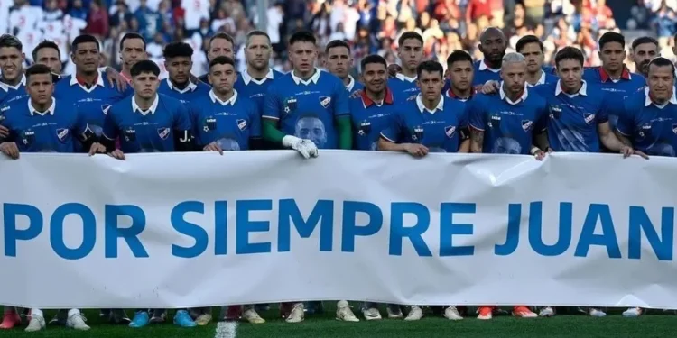 Nacional homenageia Izquierdo em primeira partida após morte do zagueiro