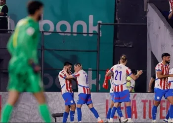 Jogadores do Paraguai comemorando o segundo gol do time nas Eliminatórias • Reprodução/Albirroja
