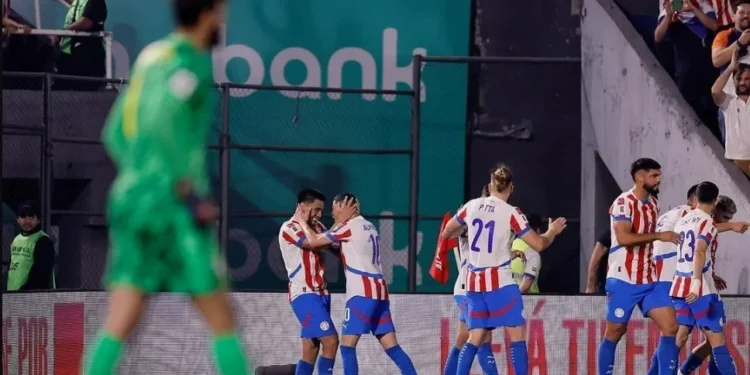 Jogadores do Paraguai comemorando o segundo gol do time nas Eliminatórias • Reprodução/Albirroja