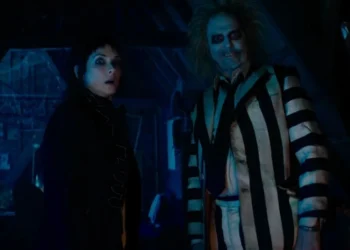 Winona Ryder e Michael Keaton no trailer de "Os Fantasmas Ainda Se Divertem" • Reprodução/YouTube/Warner Bros Pictures