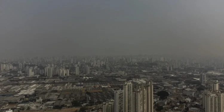Poluição, tempo seco e queimadas: SP tem “situação inédita”, diz Cetesb
