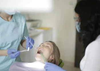 Paciente sendo atendido em consultório odontológico • Banco de imagens/Pexels/ Andrea Piacquadio