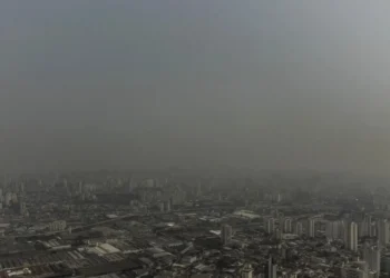Tempo seco e camada de poluição que encobre o céu na cidade de São Paulo na manhã segunda-feira, 9 de setembro de 2024. • FÁBIO VIEIRA/FOTORUA/ESTADÃO CONTEÚDO