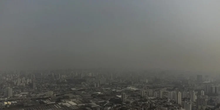 Tempo seco e camada de poluição que encobre o céu na cidade de São Paulo na manhã segunda-feira, 9 de setembro de 2024. • FÁBIO VIEIRA/FOTORUA/ESTADÃO CONTEÚDO