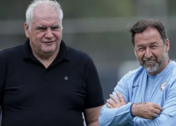 Rubão e Augusto Melo durante treino do Corinthians no CT Joaquim Grava • Rodrigo Coca/Agência Corinthians