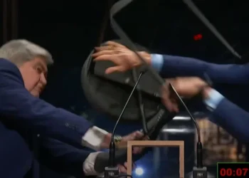 Datena ataca Marçal com uma cadeira durante o debate da TV Cultura • Reprodução/TV Cultura