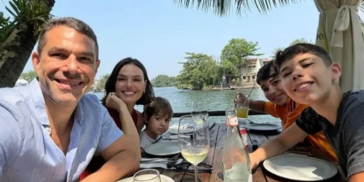 Marcus Buaiz exibe fotos de viagem com Isis Valverde, filhos e enteado