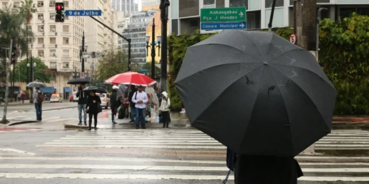 Após onda de calor, frente fria causa chuvas em parte do país; veja previsão