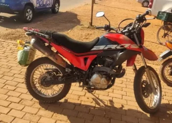 Motocicleta utilizada pelo suspeito durante fuga — Foto: Ascom 1º BPM