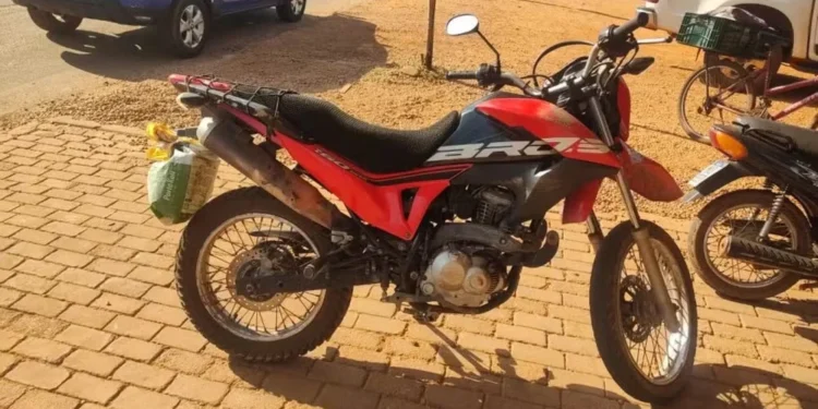 Suspeito de roubos é preso após ser perseguido por vítima, cair e abandonar moto durante fuga