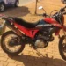 Suspeito de roubos é preso após ser perseguido por vítima, cair e abandonar moto durante fuga