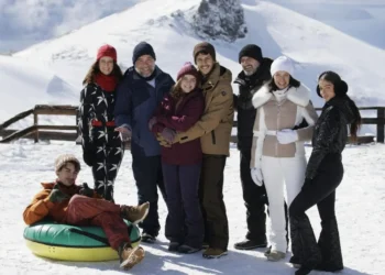 João Barreto, Karina Ramil, Leandro Hassum, Julia Svacinna, Simon Hempe, Gabriel Goity, Mariela Pizo e Abril Di Yorio em nova comédia familiar da Netflix • Guilherme Leporace/Netflix