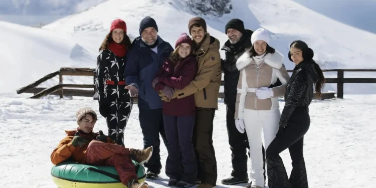 João Barreto, Karina Ramil, Leandro Hassum, Julia Svacinna, Simon Hempe, Gabriel Goity, Mariela Pizo e Abril Di Yorio em nova comédia familiar da Netflix • Guilherme Leporace/Netflix