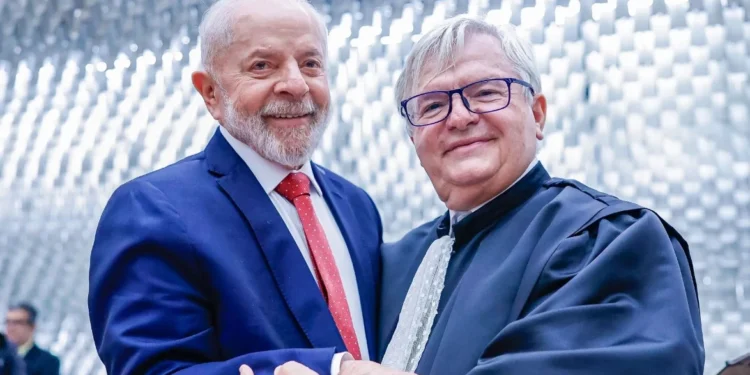 Churrasco, picolé e celular barrado: o jantar de Lula com ministros do STJ