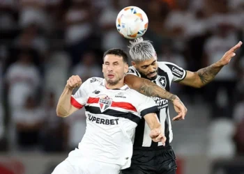 Calleri e Barboza durante disputa de bola • Vitor Silva/Botafogo