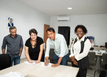 O documento foi assinado pela secretária-executiva Valéria Kurovski e pelo secretário dos Povos Originários e Tradicionais Paulo Xerente. Crédito: Kadu Souza /Governo do Tocantins