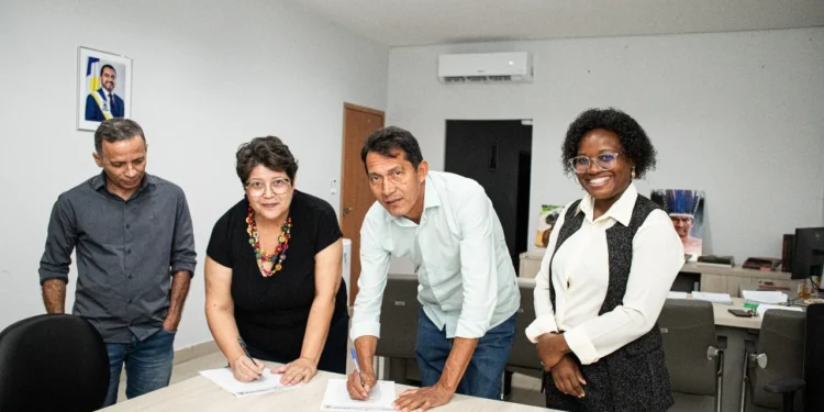 O documento foi assinado pela secretária-executiva Valéria Kurovski e pelo secretário dos Povos Originários e Tradicionais Paulo Xerente. Crédito: Kadu Souza /Governo do Tocantins