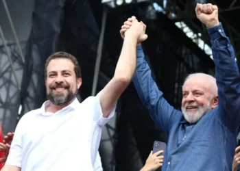 Lula e Boulos durante ato do Dia do Trabalhador na Neo Química Arena, estádio do Corinthians, em São Paulo • Felipe Marques/Zimel Press/Estadão Conteúdo
