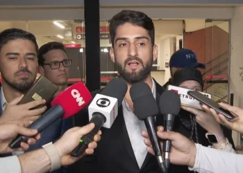 Nahuel Medina, integrante da equipe do candidato à Prefeitura de São Paulo Pablo Marçal (PRTB), fala a jornalista em delagacia após agredir Duda Lima, marqueteiro do prefeito Ricardo Nunes (MDB), com um soco no rosto em debate entre candidatos no dia 23 de setembro de 2024 • CNN