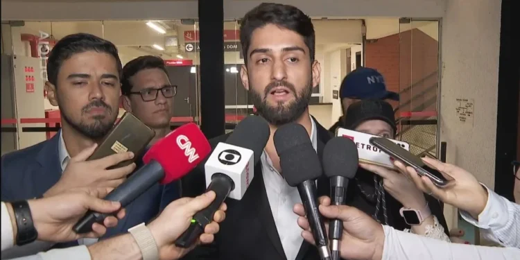 Assessor de Marçal presta depoimento e deixa delegacia após dar soco em marqueteiro de Nunes