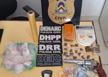 Drogas, simulacro e demais itens apreendidos pela Polícia Civil em Araguaína Crédito -Foto - DICOM SSP TO