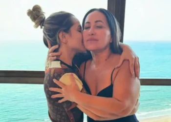 Deolane Bezerra celebra liberdade ao lado de Solange Bezerra, sua mãe. • Instagram/Deolane Bezerra