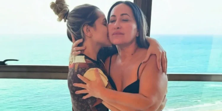 Deolane Bezerra reencontra mãe após serem liberadas da cadeia: “Obrigada”