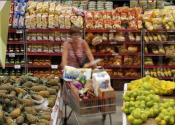 Preços de serviços ainda são preocupantes na visão dos especialistas que acompanham a inflação do país • 11/01/2017REUTERS/Paulo Whitaker
