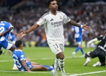 Rodrygo comemora seu gol contra o Alavés • Mateo Villalba/Getty Images