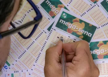 Aposta simples, com seis números marcados, custa R$ 5 • Rafa Neddermeyer/Agência Brasil