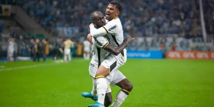 Criciúma vence Grêmio em jogo atrasado do Brasileirão