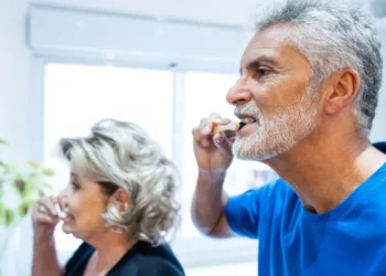 Saúde bucal está relacionada a uma melhor qualidade de vida • andreswd/GettyImages