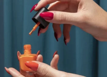 "Chroming" é a prática de se drogar inalando hidrocarbonetos provenientes de produtos como o esmalte • Freepik