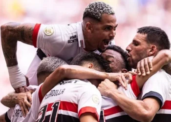 São Paulo comemora gol em vitória contra o Corinthians • Reprodução/Instagram/brasileirao - Victor Monteiro/UAI FOTO