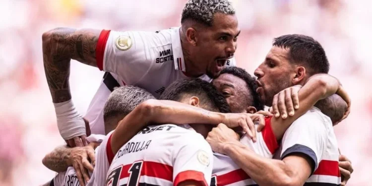 Com dois a mais, São Paulo vence e complica Corinthians no Campeonato Brasileiro