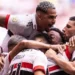 Com dois a mais, São Paulo vence e complica Corinthians no Campeonato Brasileiro