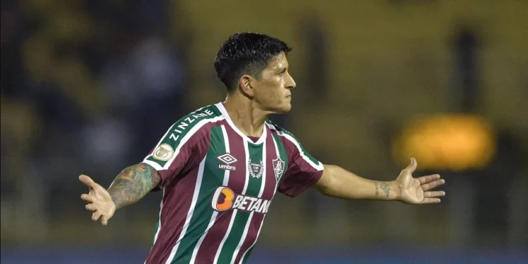 Cano é expulso após mostrar celular com imagem de gol validado pelo VAR