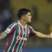 Cano é expulso após mostrar celular com imagem de gol validado pelo VAR