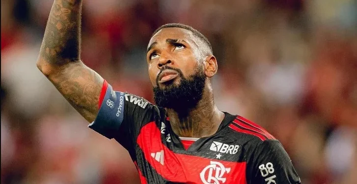 Em jogo marcado por protestos, Flamengo vence Athletico-PR com gol no final