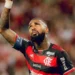 Em jogo marcado por protestos, Flamengo vence Athletico-PR com gol no final