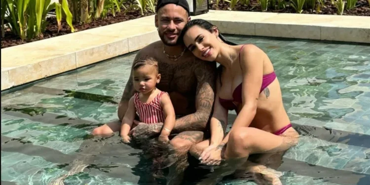 Bruna Biancardi e Neymar abrem álbum de fotos com Mavie em Dubai