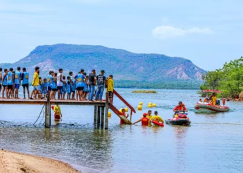 Em Lajeado, crianças fazem fila para passeio de lancha e jet ski com bombeiros militares no Projeto Botinho do Tocantins