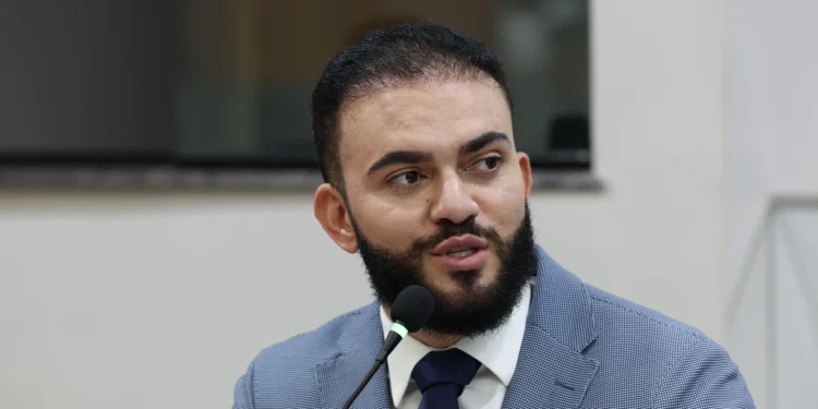 Léo Barbosa apresenta Projeto de Lei que inclui ensino de Inteligência Artificial nas Escolas Públicas do TO