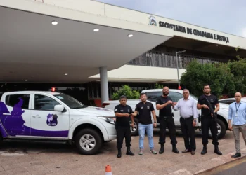 Secretário da Seciju, Deusiano Amorim, realizou a entrega oficial das viaturas, com o superintendente de Administração dos Sistema Penitenciário e Prisional. - Foto: Márcia Rosa/Governo do Tocantins.