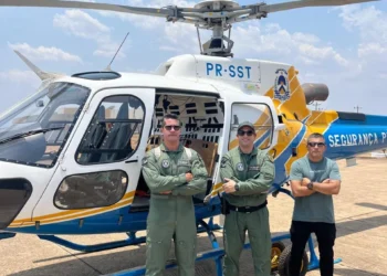 A esquerda tenente-coronel do Ciopaer, Gustavo Bolentini, ao meio o delegado Guilherme Moreira e a direita o tenente-coronel Ximendes, no fim do treinamento do curso de piloto - Divulgação SSP/TO.